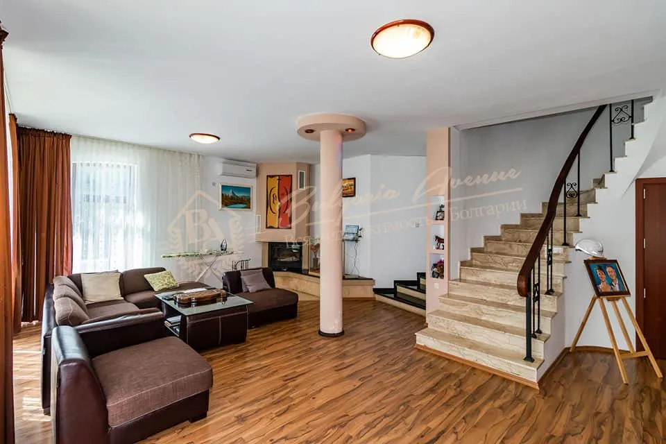 Двухэтажный дом с бассейном, 5 спальни по специальному проекту, в г.Варна