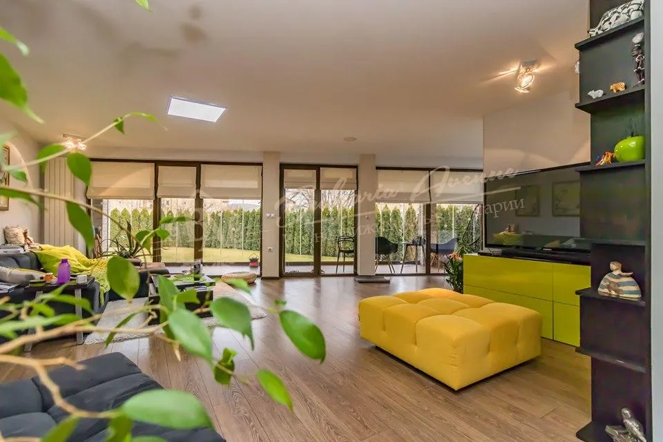 Газифицириванный двухэтажный дом с участком в Аксаково, обл.Варна