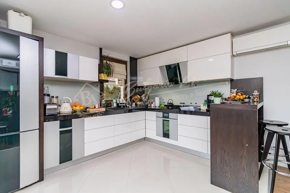 Газифицириванный двухэтажный дом с участком в Аксаково, обл.Варна