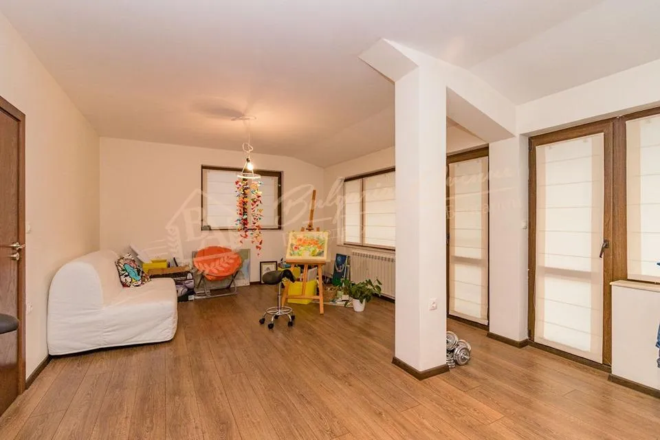 Газифицириванный двухэтажный дом с участком в Аксаково, обл.Варна