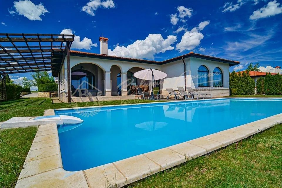 Вилла класса люкс с видом на море на 1 линии в BlackSeaRama Golf & Villas