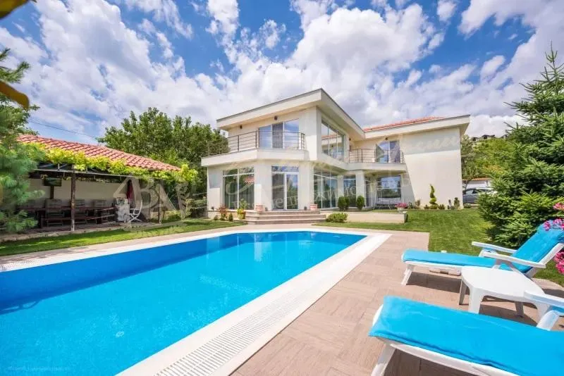 Дом класса люкс с видом на море, с бассейном, участком в г. Варна