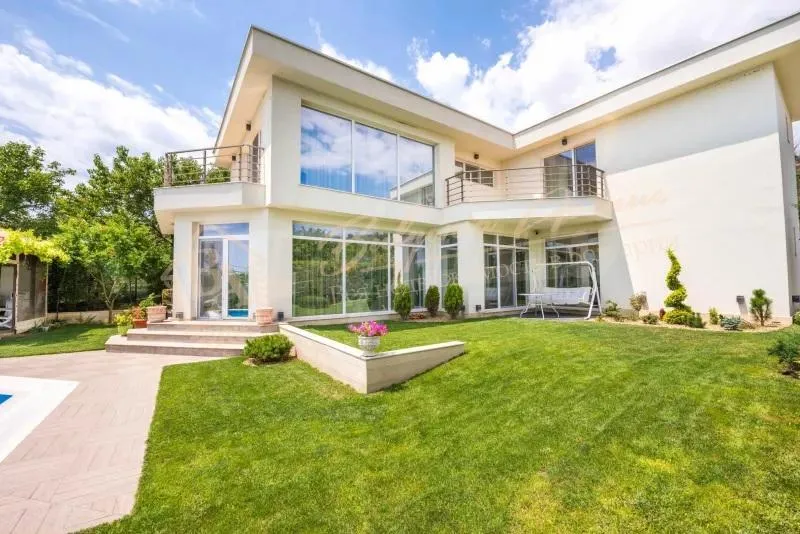 Дом класса люкс с видом на море, с бассейном, участком в г. Варна