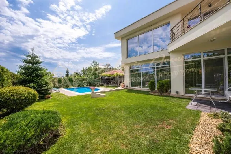 Дом класса люкс с видом на море, с бассейном, участком в г. Варна