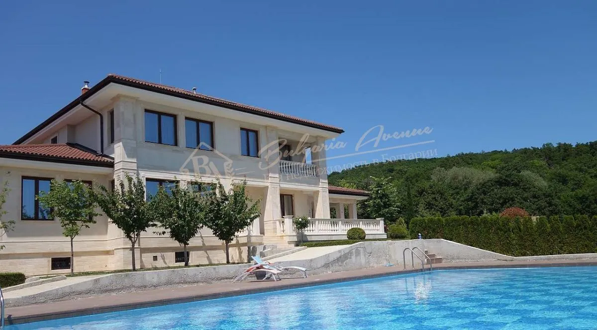 Прекрасный дом с панорамным видом на бухту Солнечного Берега и город Несебр