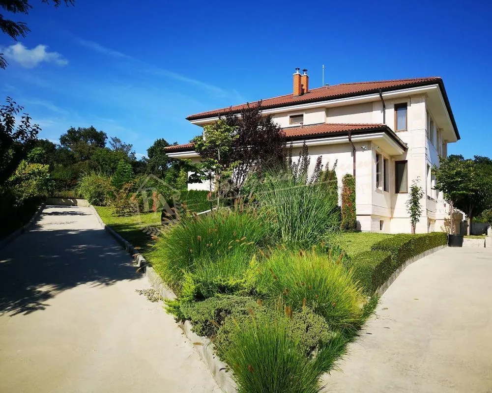 Прекрасный дом с панорамным видом на бухту Солнечного Берега и город Несебр