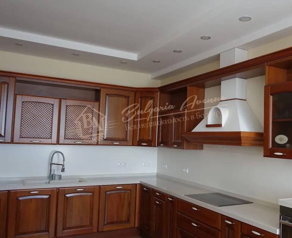 Прекрасный дом с панорамным видом на бухту Солнечного Берега и город Несебр