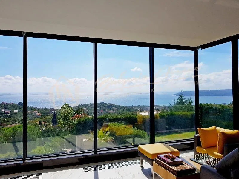 Дом с современной архитектурой и мебелью в панорамном районе в г. Варна.