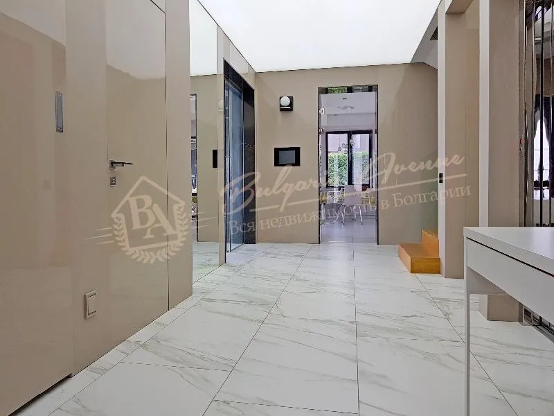 Дом с современной архитектурой и мебелью в панорамном районе в г. Варна.