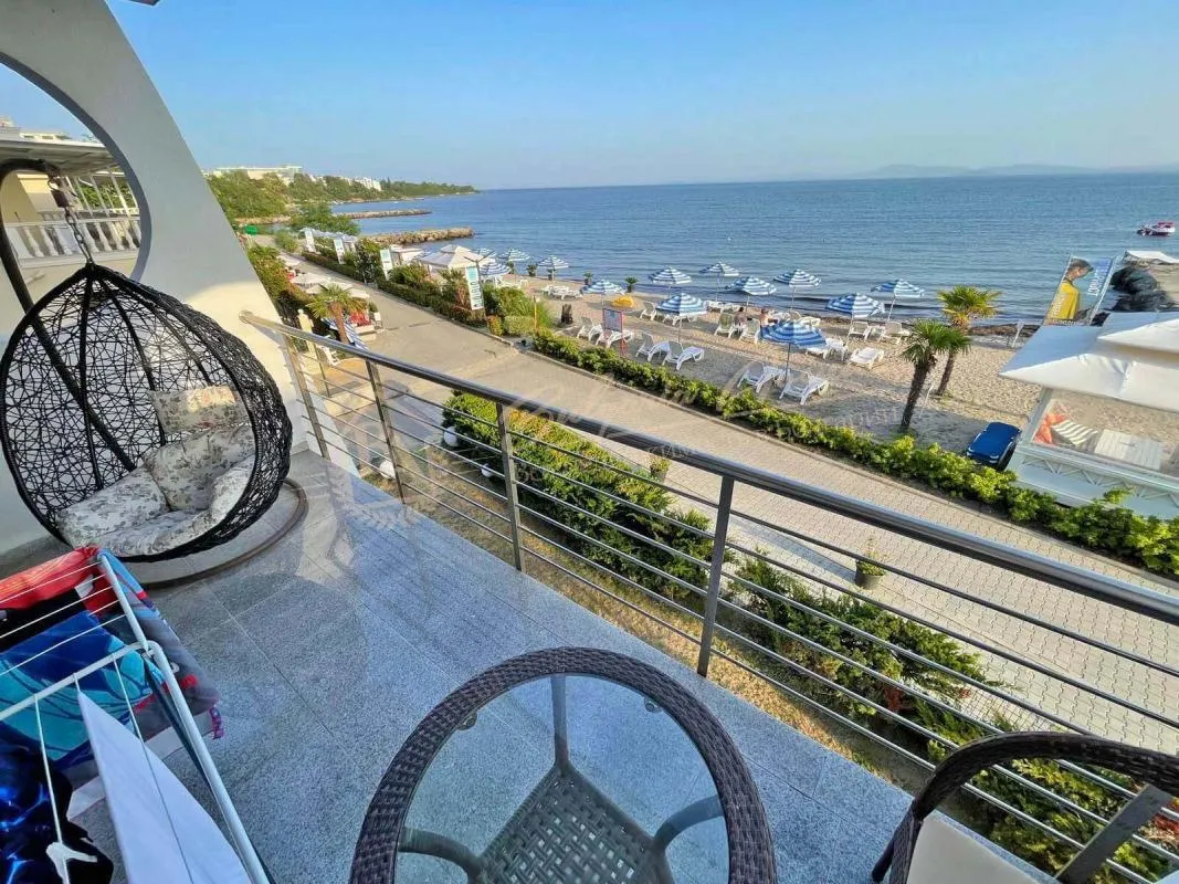 Двухкомнатный апартамент с видом на море в комплексе WHITE SAILS, Поморие