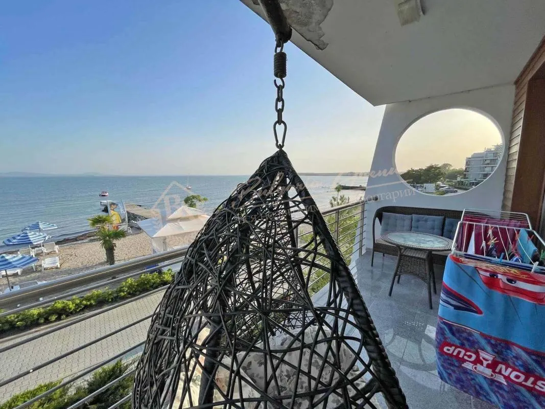 Двухкомнатный апартамент с видом на море в комплексе WHITE SAILS, Поморие