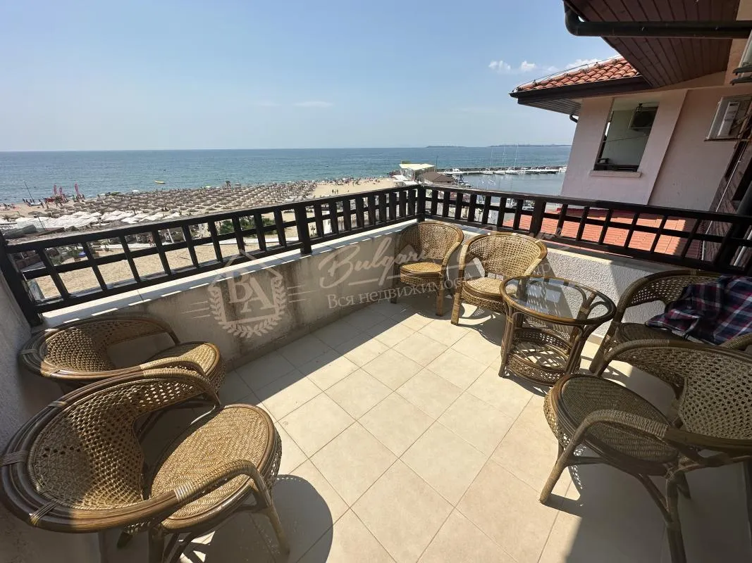 Двухкомнатный апартамент в комплексе на первой линии моря "Арена-1", Святой Влас