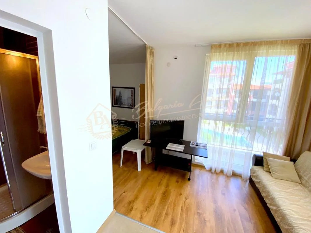 Большая квартира-студия в жилом доме без таксы поддержки в Равде