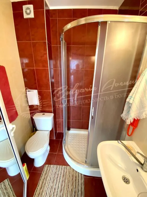 Большая квартира-студия в жилом доме без таксы поддержки в Равде