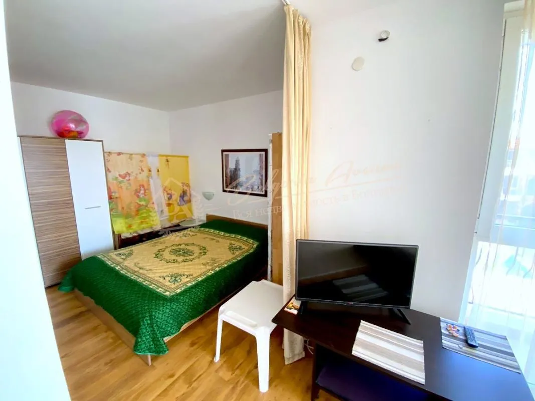 Большая квартира-студия в жилом доме без таксы поддержки в Равде