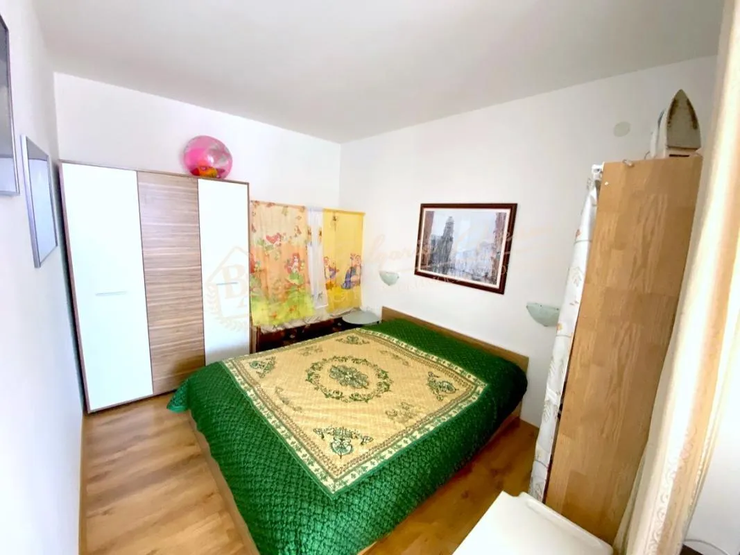 Большая квартира-студия в жилом доме без таксы поддержки в Равде