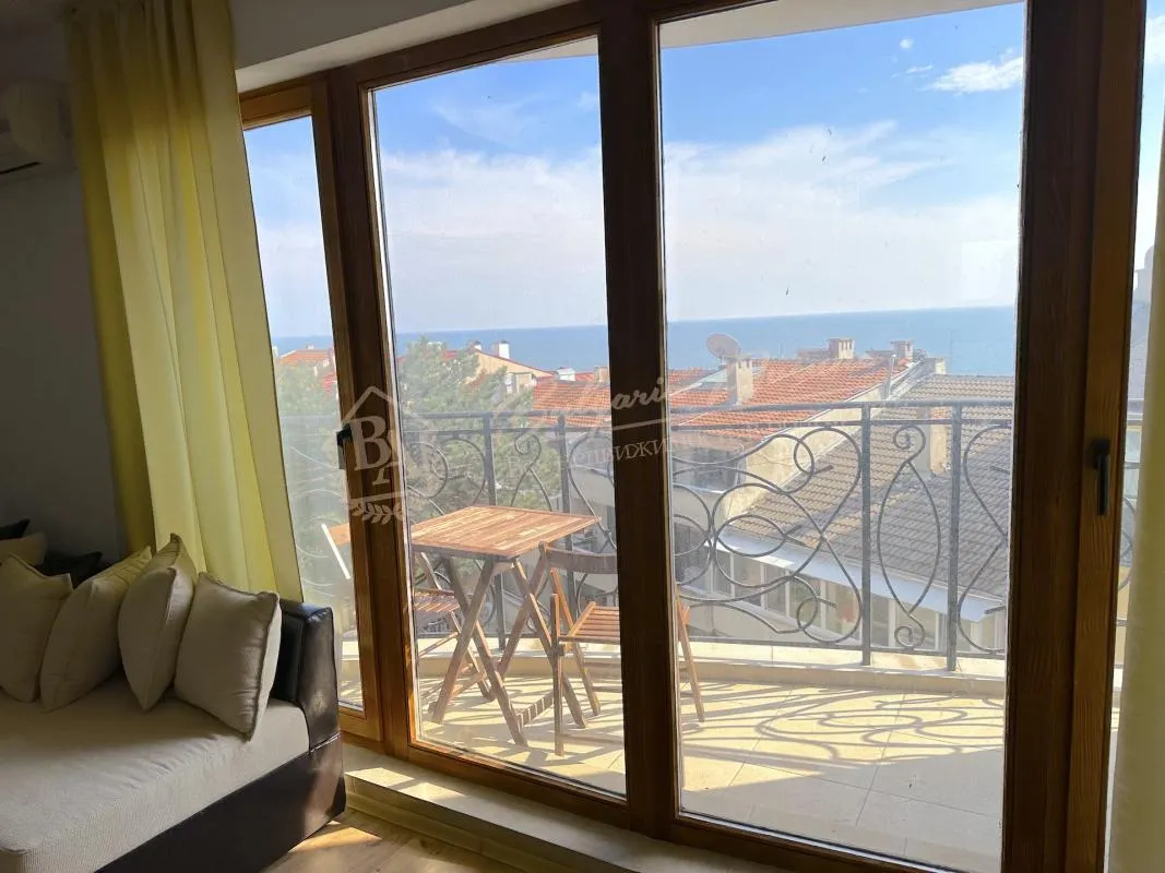 Большая однокомнатная квартира с панорамным видом на море в жилом доме без таксы поддержки в Святом Власе