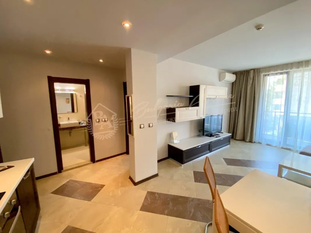 Двухкомнатный апартамент на первой линии от моря в комплексе «Галеон» Солнечный берег. Расстояние к морю - 100 метров