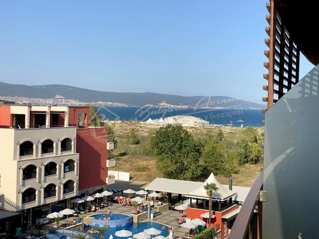 Двухкомнатный апартамент на первой линии от моря в комплексе «Галеон» Солнечный берег. Расстояние к морю - 100 метров