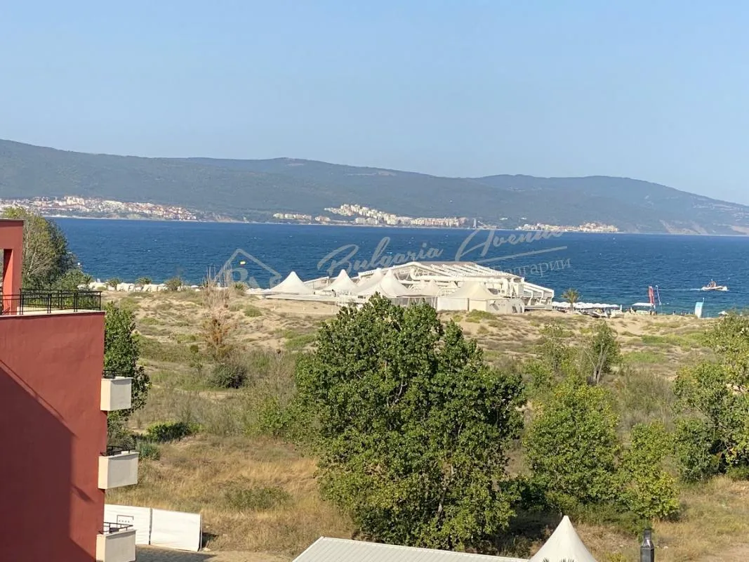Двухкомнатный апартамент на первой линии от моря в комплексе «Галеон» Солнечный берег. Расстояние к морю - 100 метров