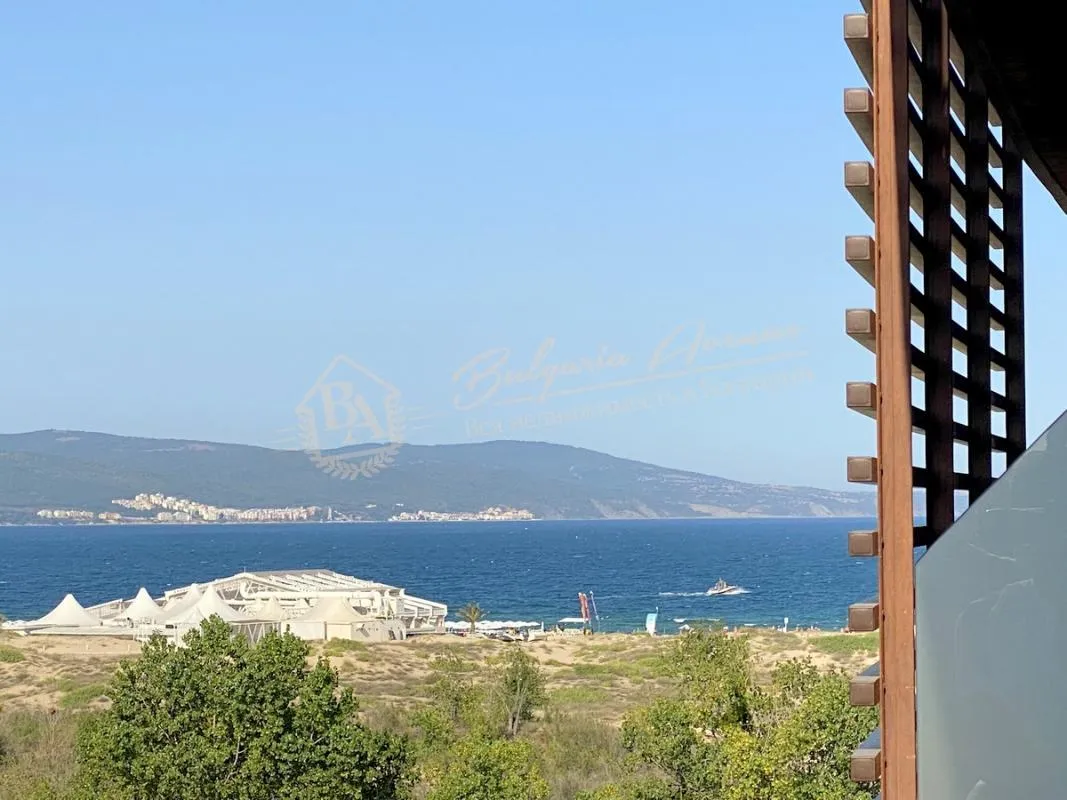 Двухкомнатный апартамент на первой линии от моря в комплексе «Галеон» Солнечный берег. Расстояние к морю - 100 метров