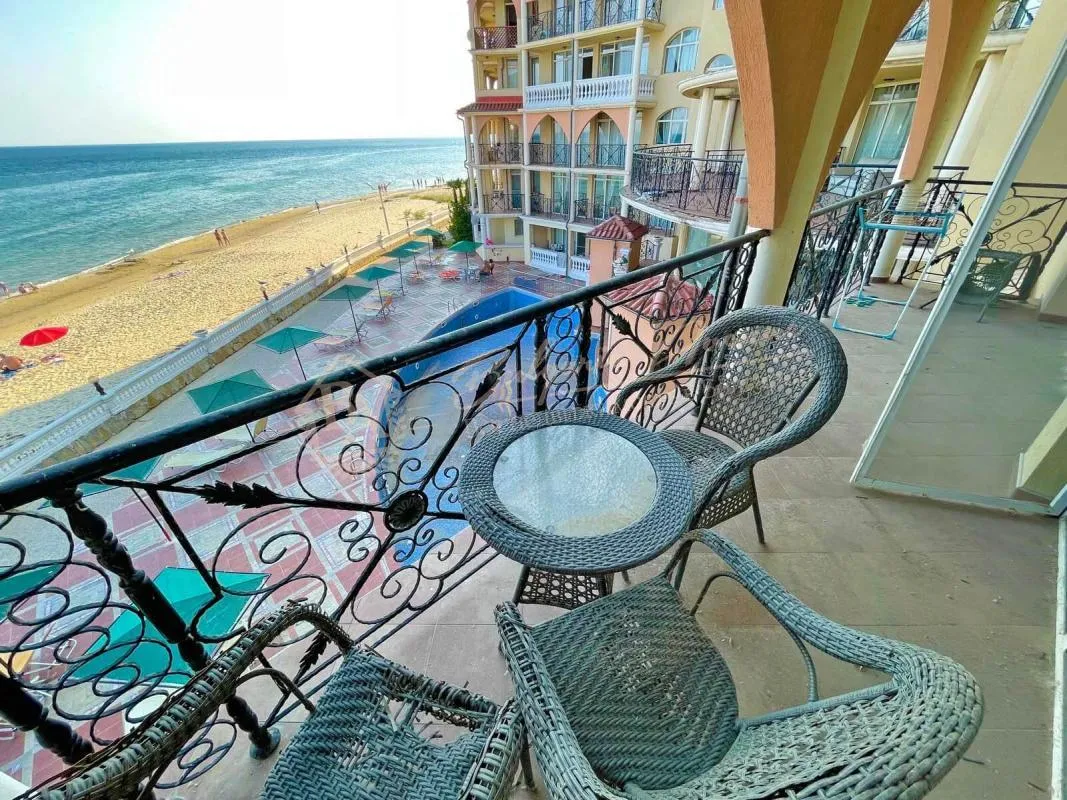 Трехкомнатный апартамент в элитном комплексе "Атриум", Елените. Первая линия, фронтальный вид на море!