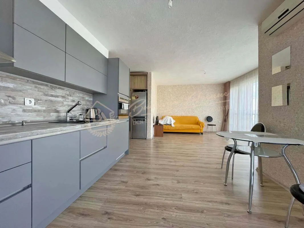 Хороший свежий двухкомнатный апартамент в комплексе "Санни Вью Централ", Солнечный берег