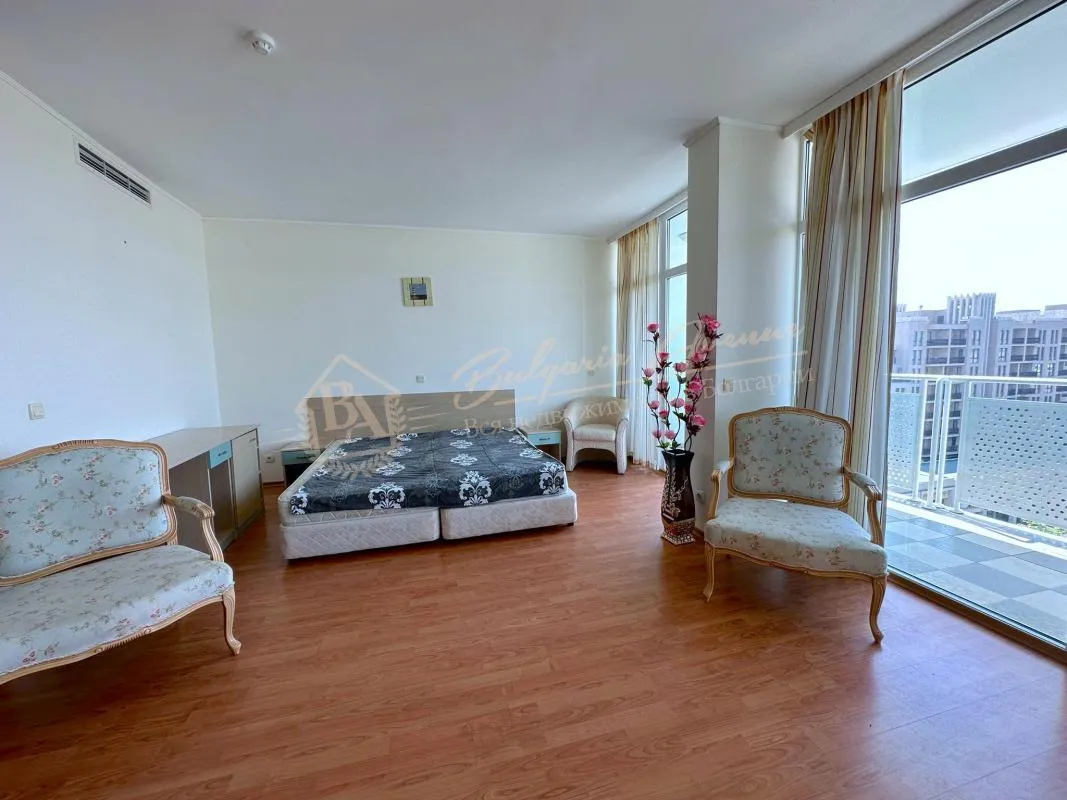 Очень большая квартира-студия в комплексе "Нирвана", Солнечный берег