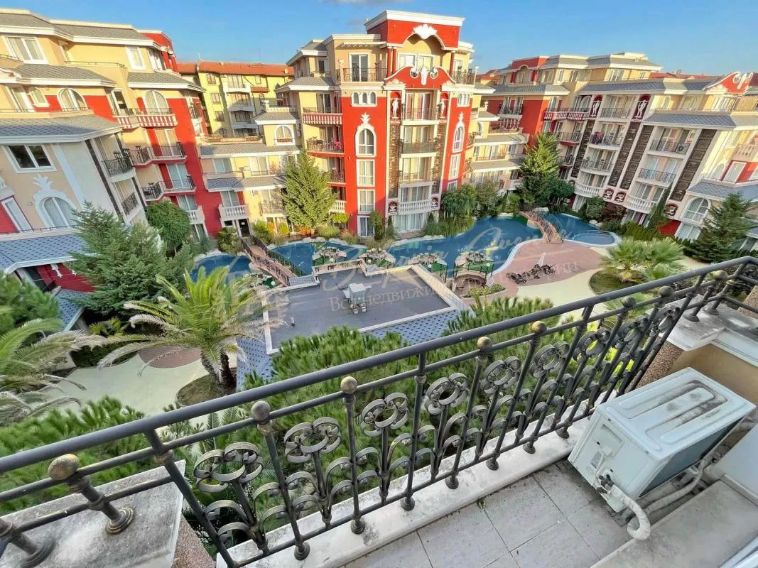 Студия с видом на бассейн в комплексе "Мессембрия палас", Солнечный берег