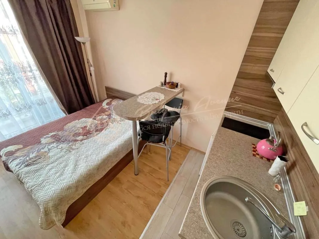 Студия с видом на бассейн в комплексе "Мессембрия палас", Солнечный берег