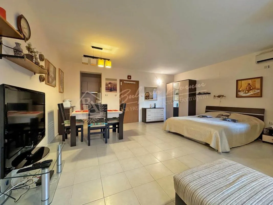 Большая меблированная студия в комплексе Chateau Nessebar