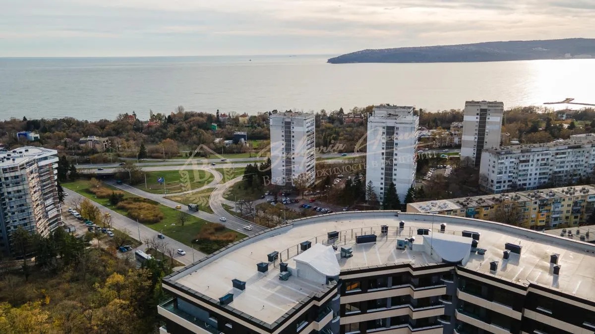 Двухкомнатная квартира в новом элитном жилом доме в южной части района Бриз в Варне.