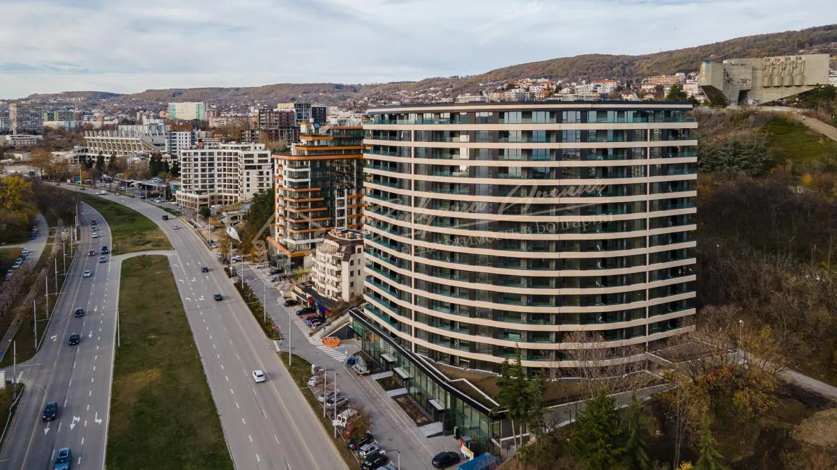 Двухкомнатная квартира в новом элитном жилом доме в южной части района Бриз в Варне.