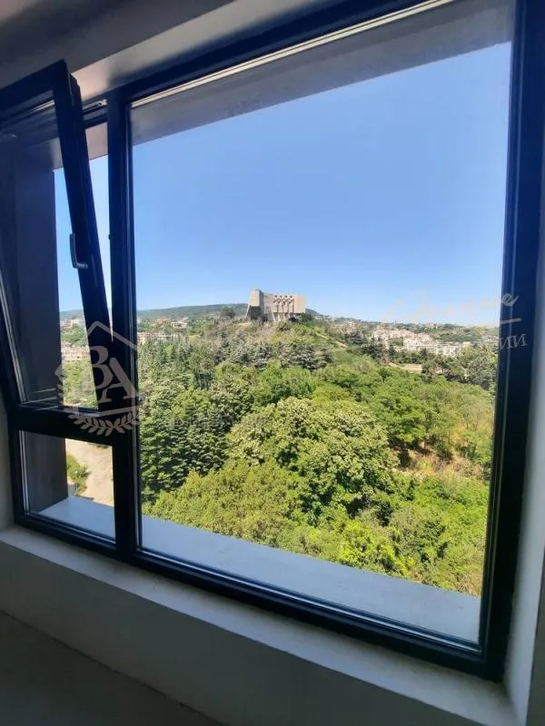 Двухкомнатная квартира в новом элитном жилом доме в южной части района Бриз в Варне.