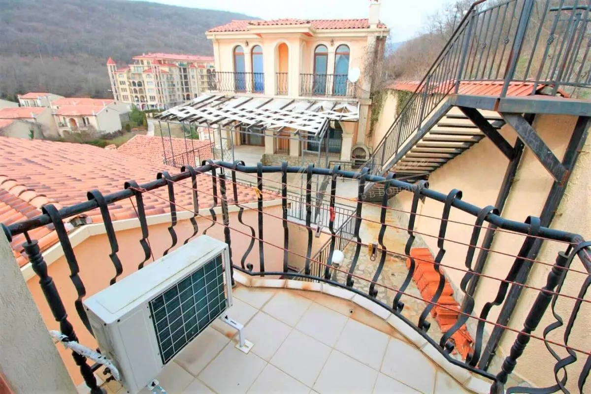 Трехкомнатный апартамент с видом на море в Елените - комплекс "Вилла Романа"