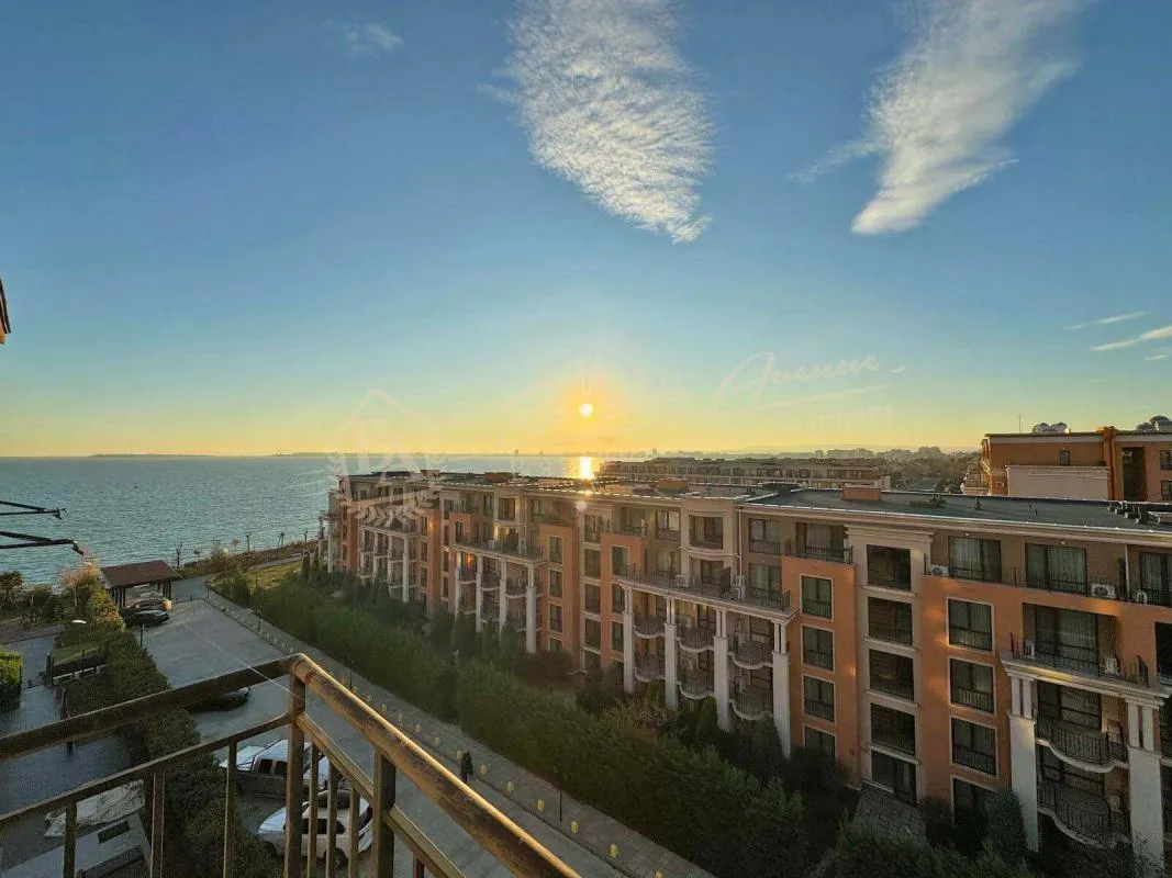 Великолепный трехкомнатный апартамент с видом на море в Grand Hotel, Свети Влас