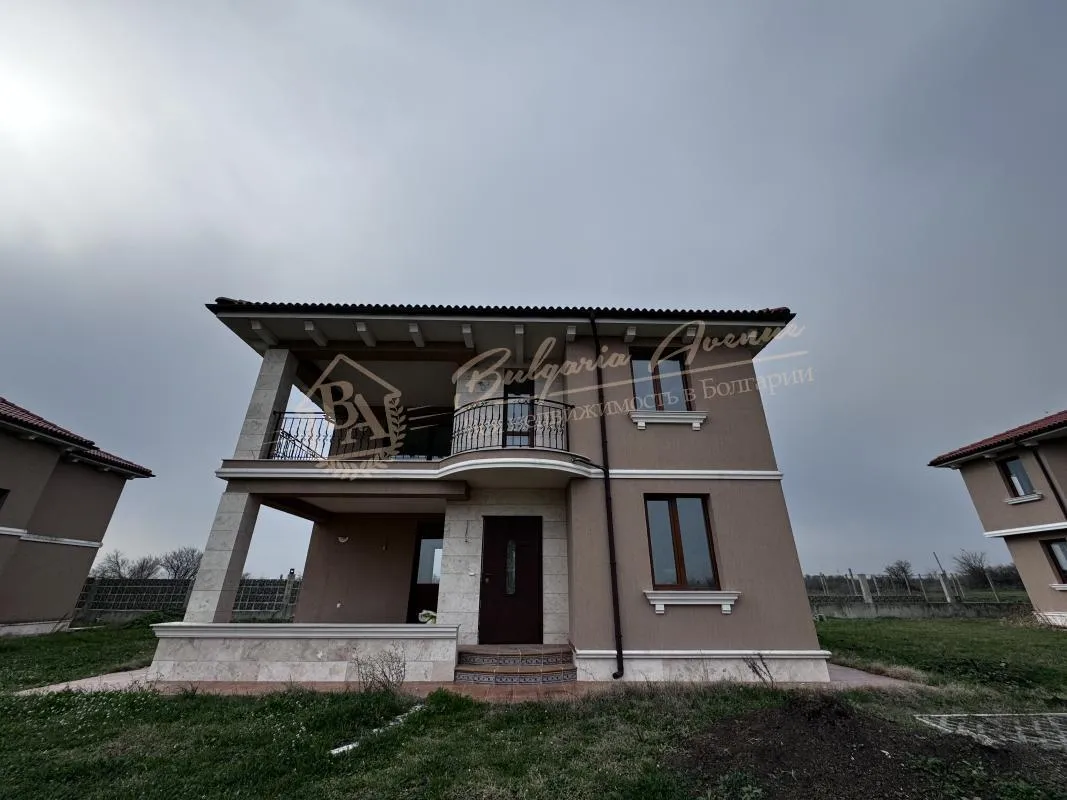 Двухэтажная вилла на морском побережье в Pomorie Luxury Village