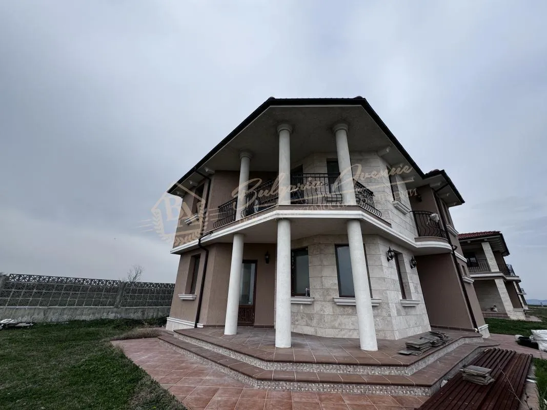 Двухэтажная вилла Elegant в Поморие с собственным участком и парковкой