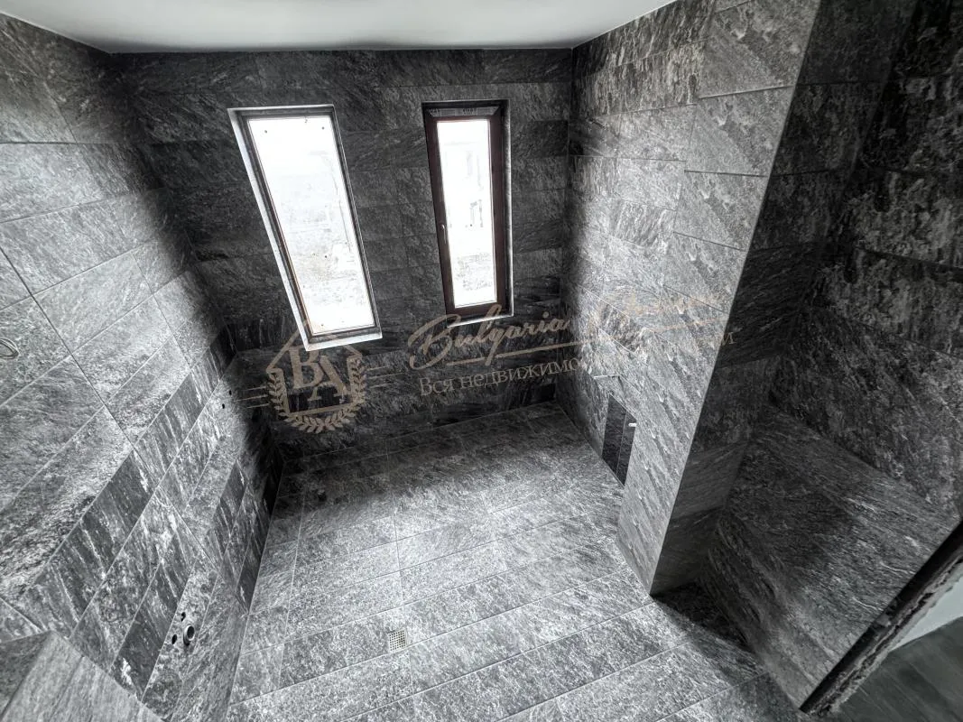 Двухэтажная вилла Elegant в Поморие с собственным участком и парковкой