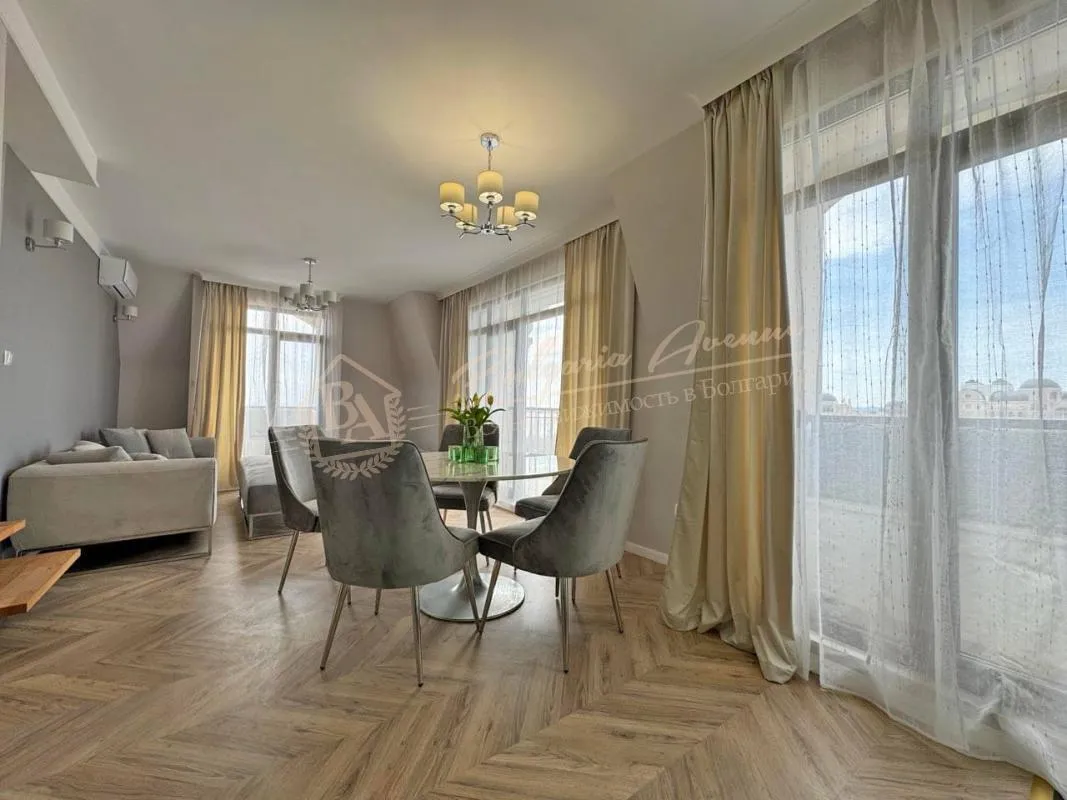 Квартира с тремя спальнями в комплексе Romance Paris, Свети Влас. Вид на море.