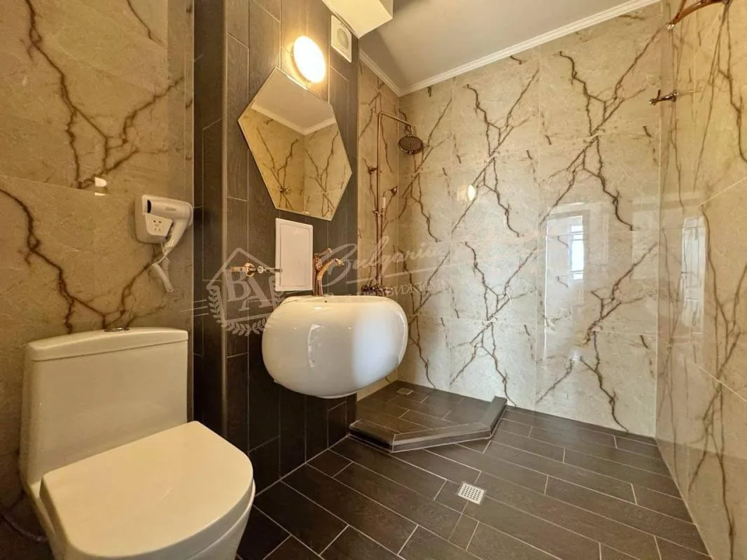 Квартира с тремя спальнями в комплексе Romance Paris, Свети Влас. Вид на море.