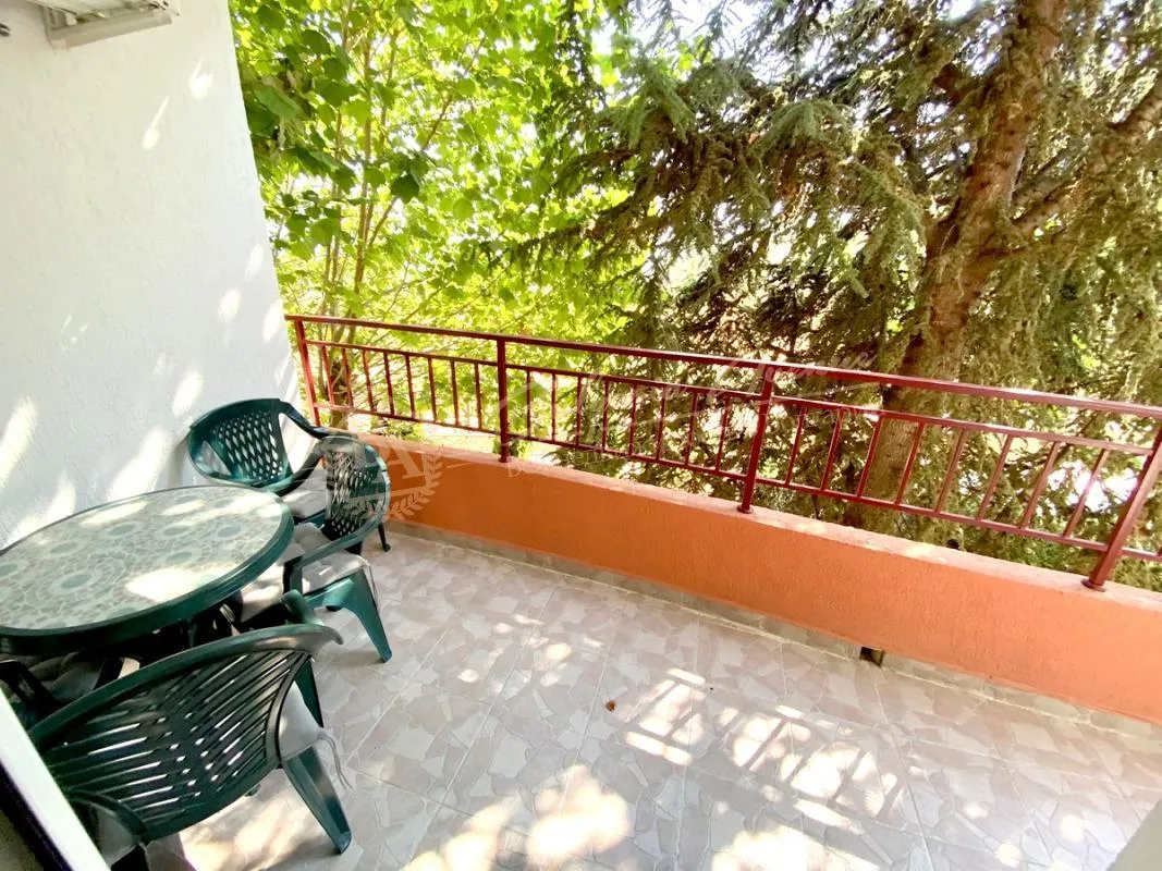 Просторный апартамент на первой линии моря в Riviera Fort Beach в центре Равды