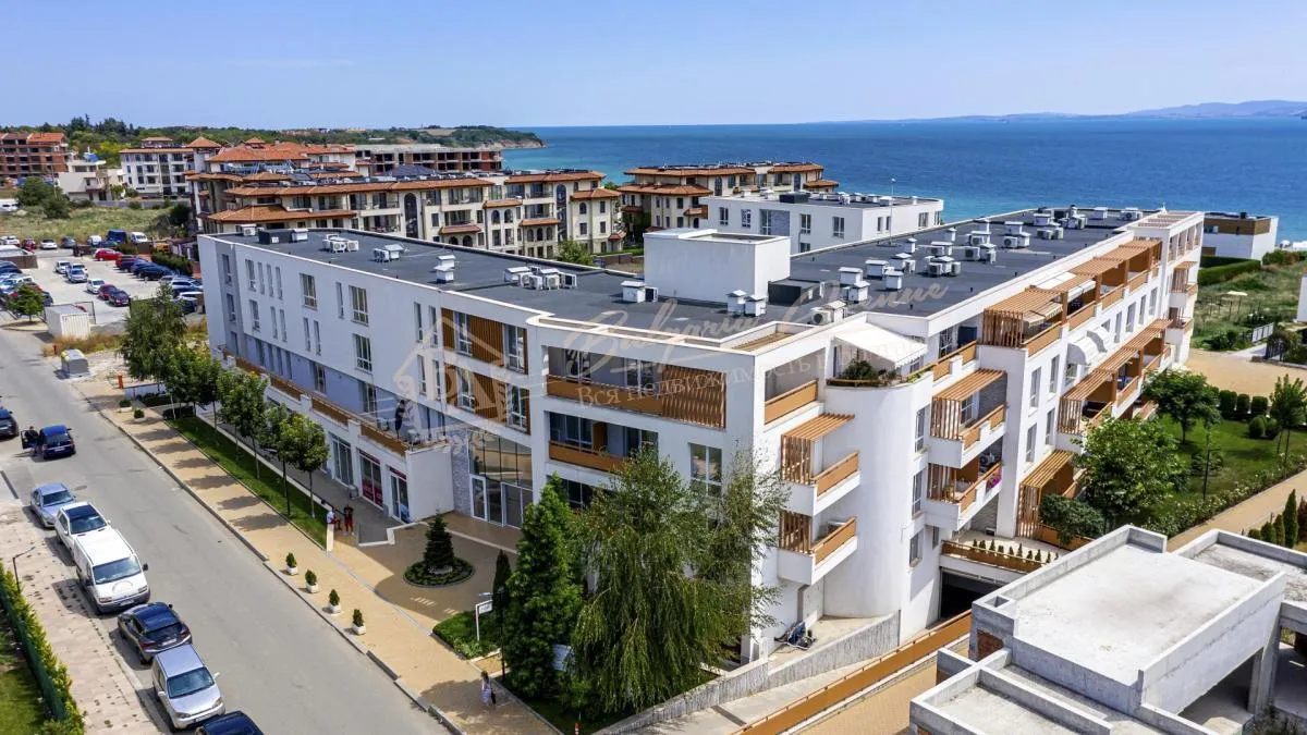 Двухкомнатная квартира с большой террасой в комплексе "Лас Бризас" Бургас Сарафово