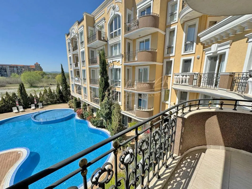 Двухкомнатный апартамент с видом на бассейн в Messembria Palace, Солнечный берег