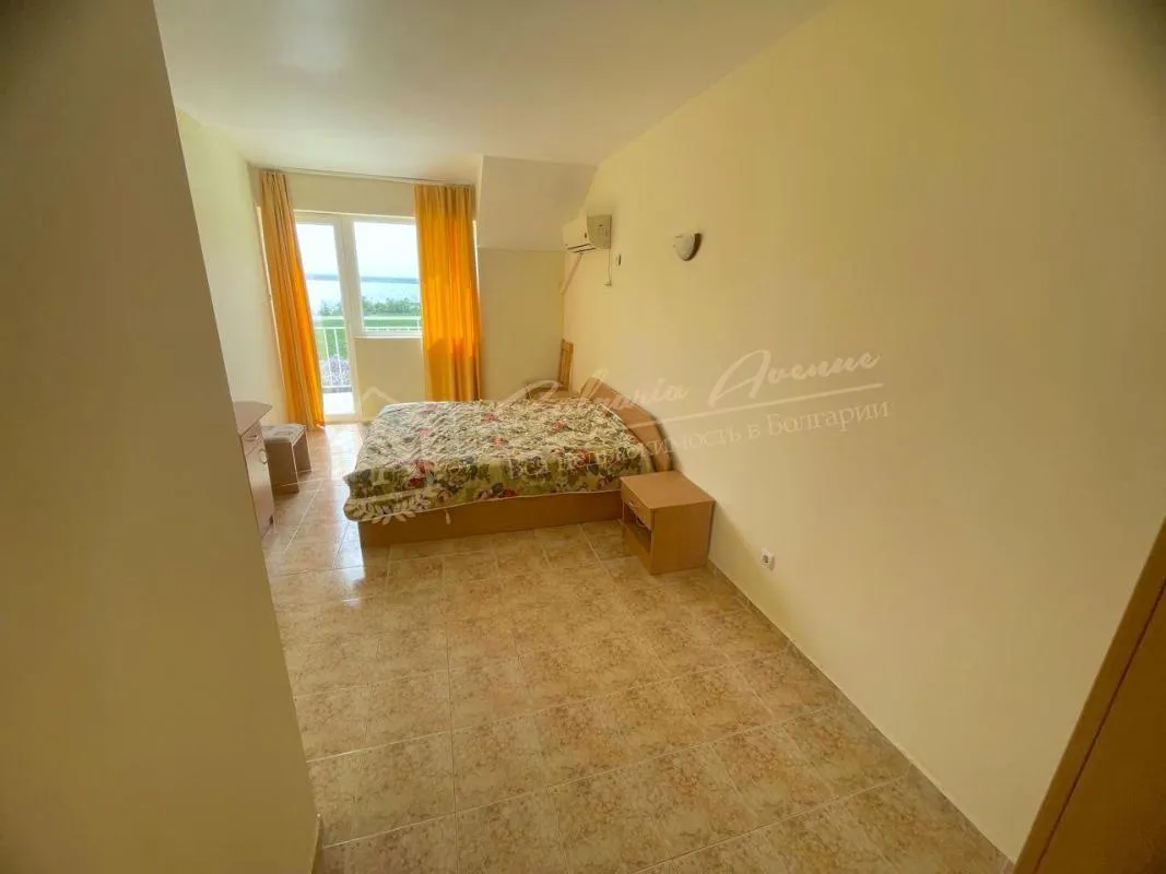 Двухуровневый апартамент с видом на море в комплексе «Рутланд Бэй», Равда