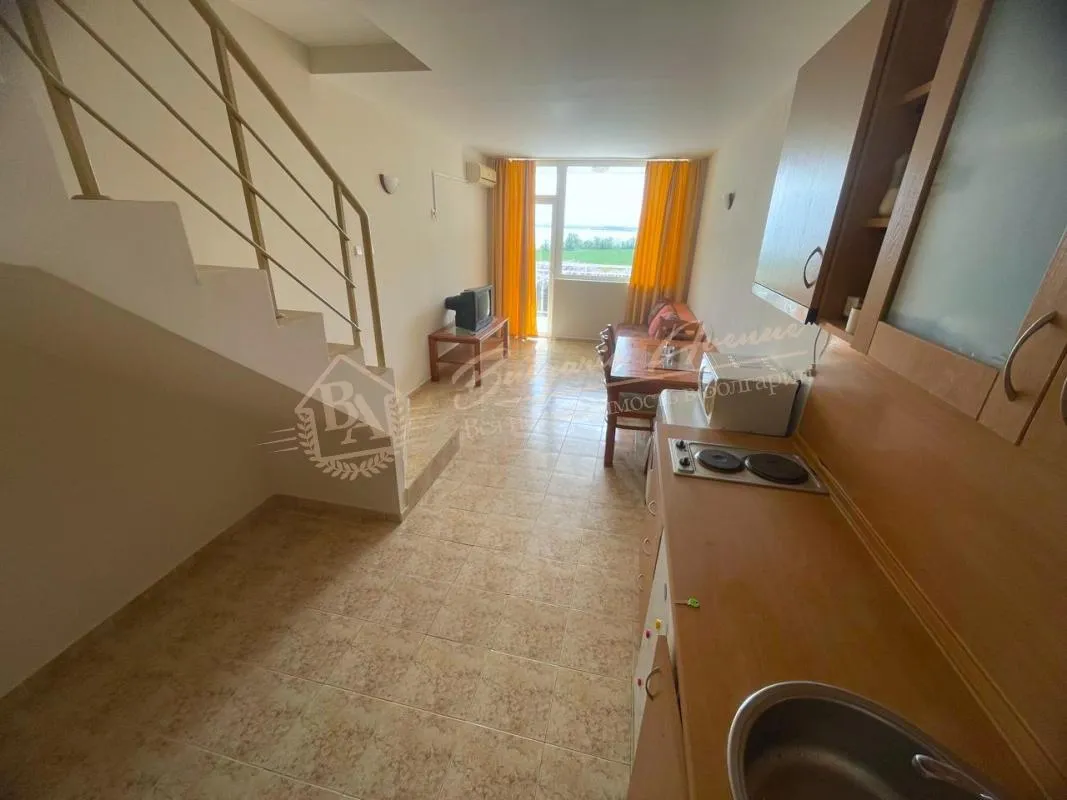 Двухуровневый апартамент с видом на море в комплексе «Рутланд Бэй», Равда