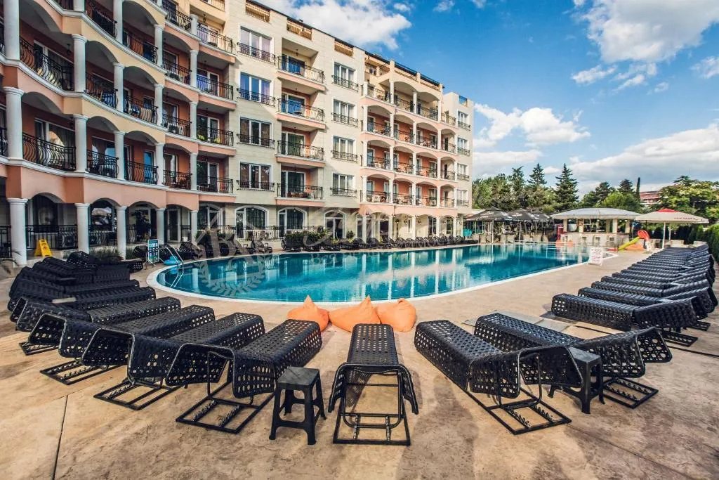 Компактный двухкомнатный апартамент в комплексе "Авеню Делюкс" Солнечный берег