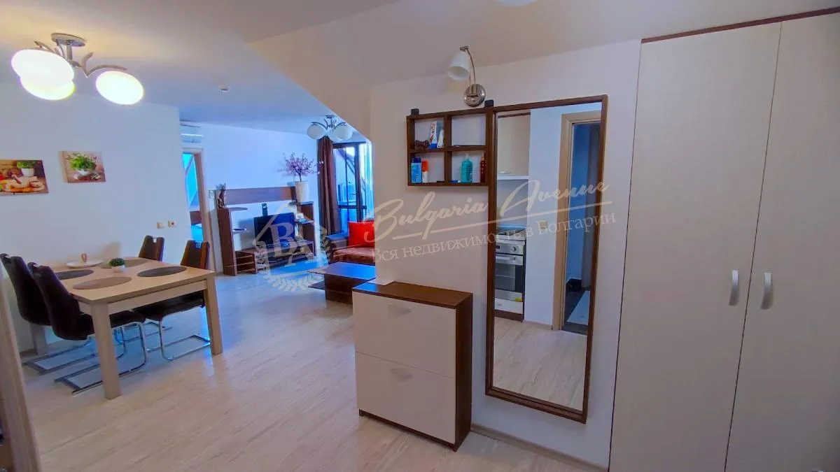 Просторный двухкомнатный апартамент в комплексе «Тарсис 2Б». С террасы открывается вид на горы