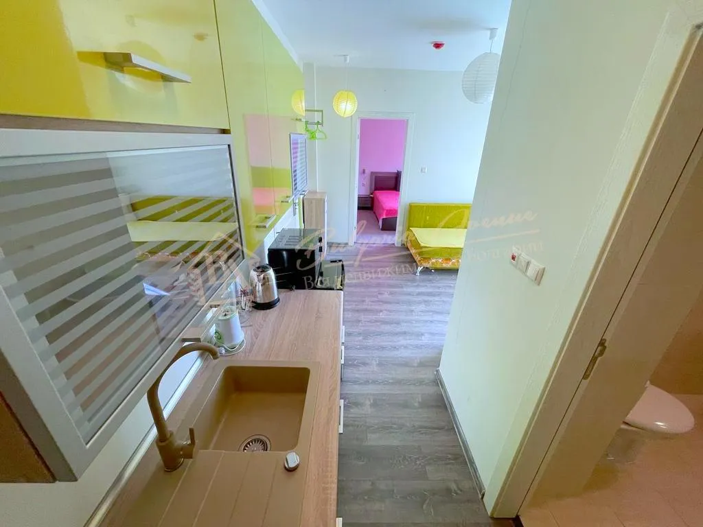 Уютный светлый двухкомнатный апартамент в комплексе «Тарсис» Солнечный берег.