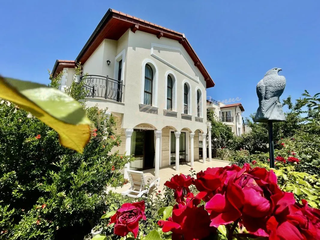 Комфортабельный дом в г. Святой Влас с отдельным участком и панорамным видом на море